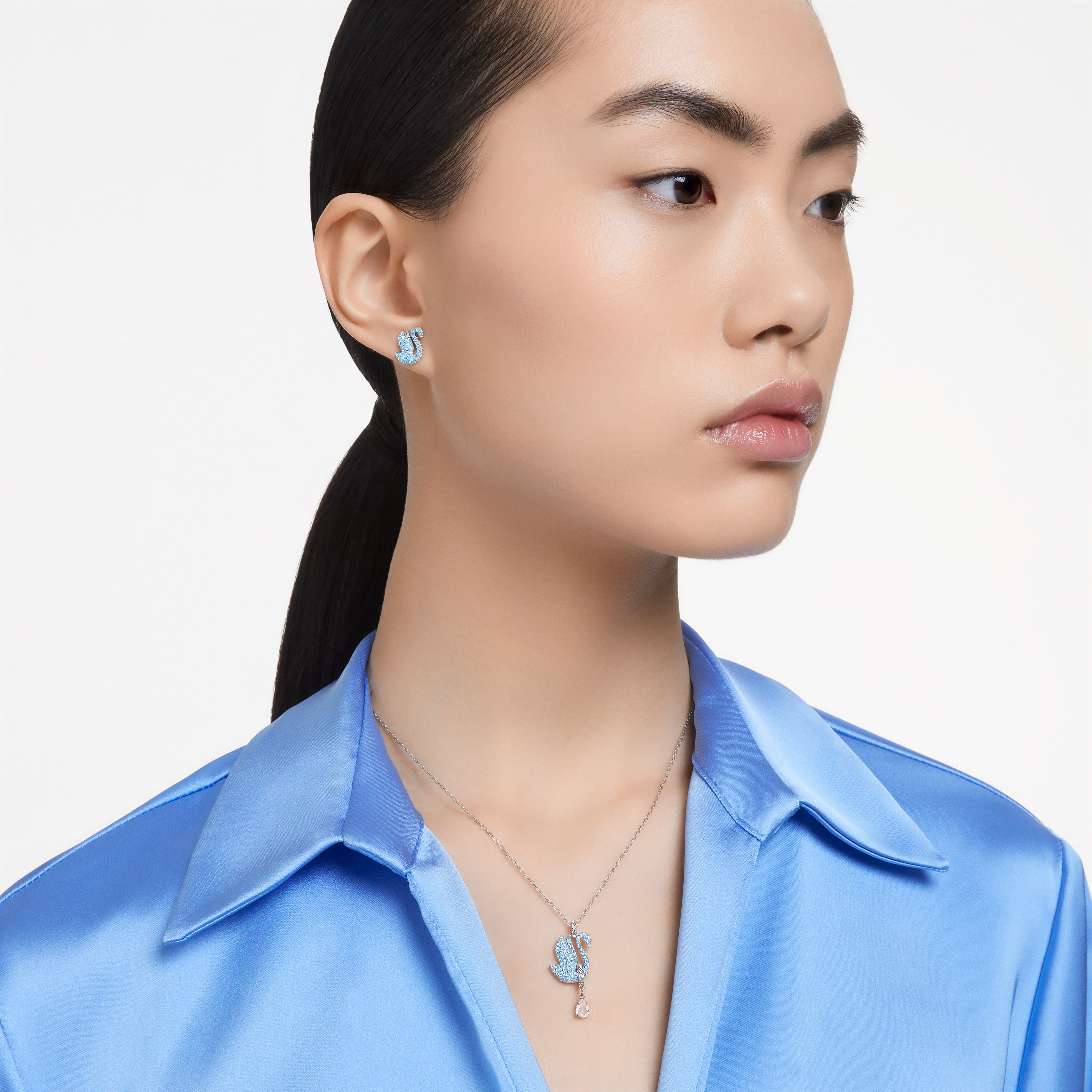 Iconic swan top earrings swarovski